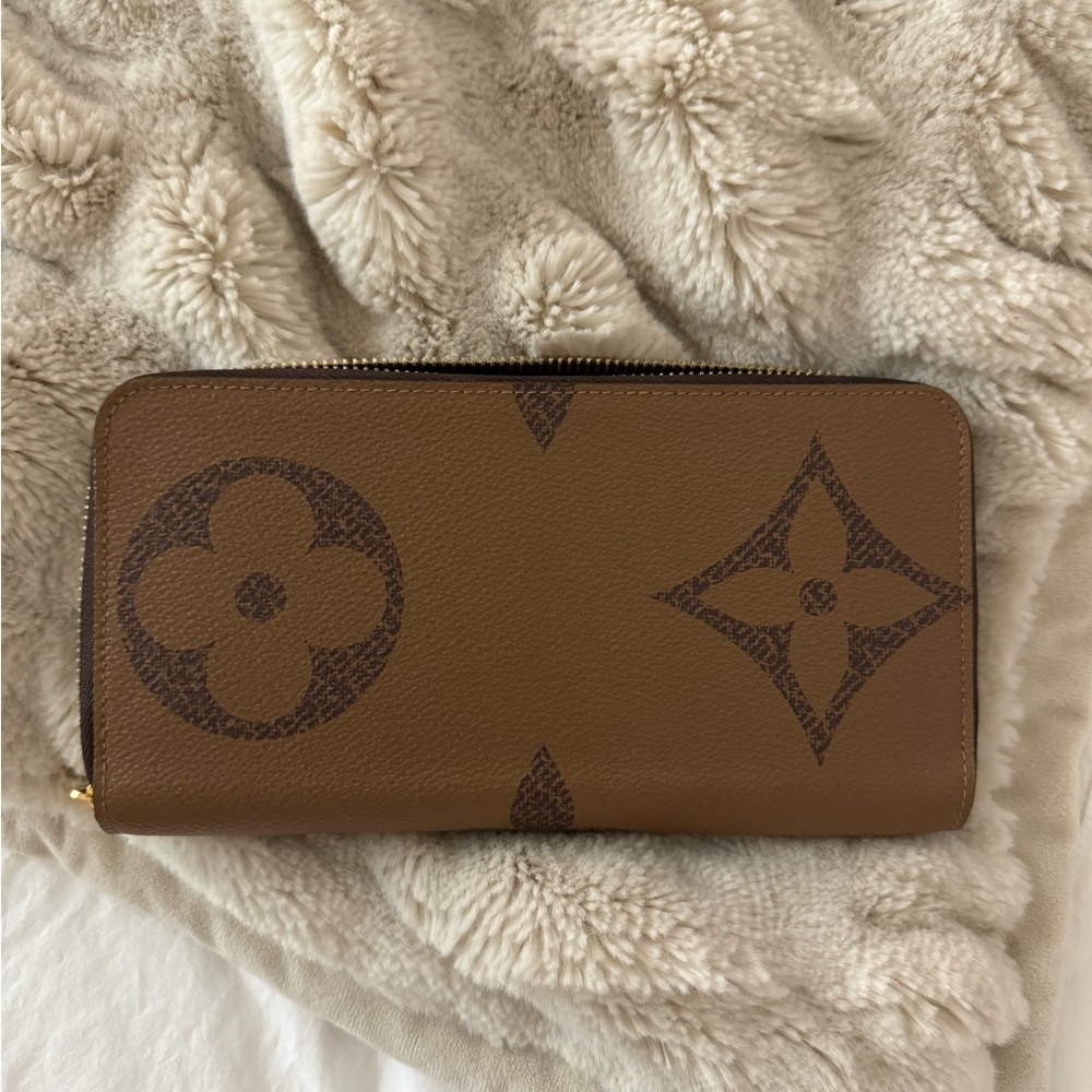 Louis Vuitton Monogram giant pattern zippt wallet